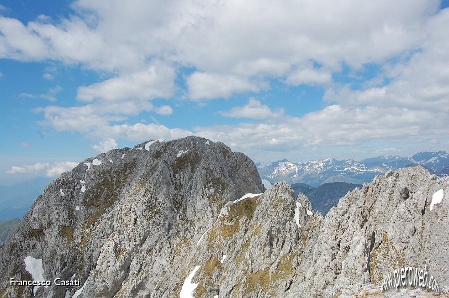 17 Le creste appena percorse dalla cima centrale.jpg